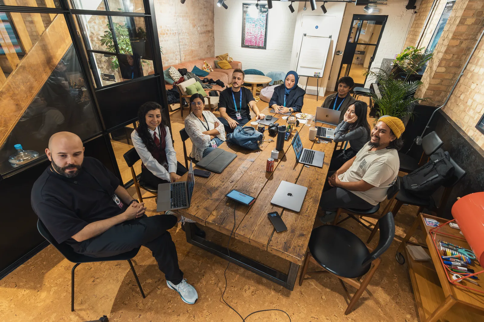 VendrNova-Team arbeitet an einem Tisch zusammen
