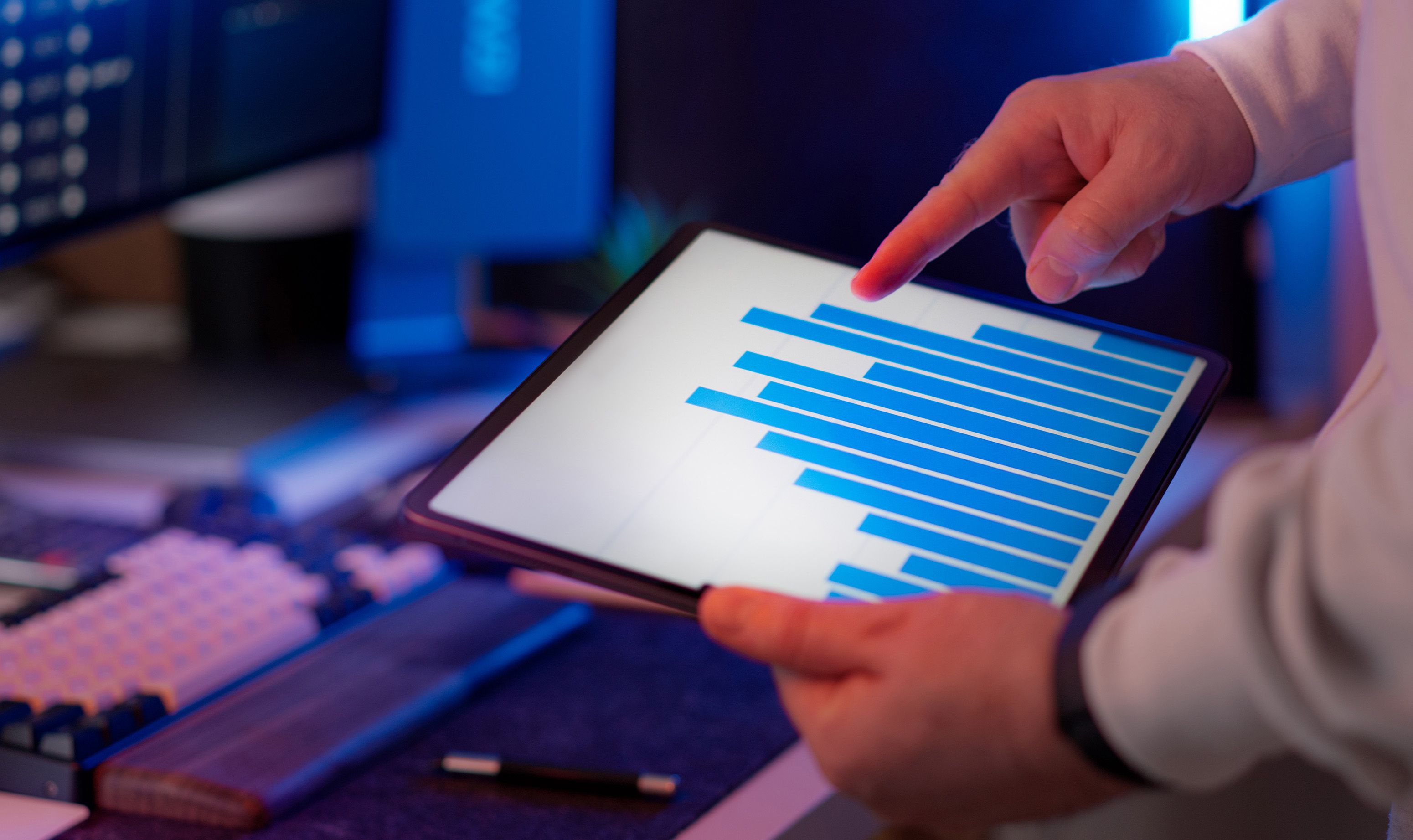 Nahaufnahme eines Tablets zur Datenüberprüfung in einem Technologie-Arbeitsbereich
