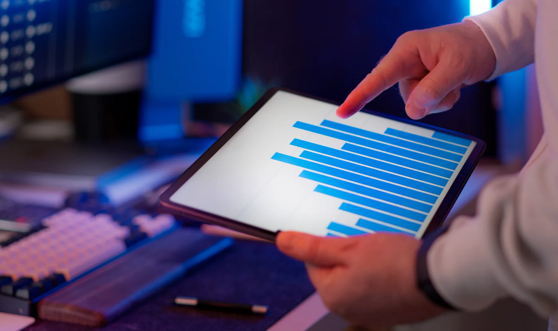 Nahaufnahme eines Tablets zur Datenüberprüfung in einem Technologie-Arbeitsbereich