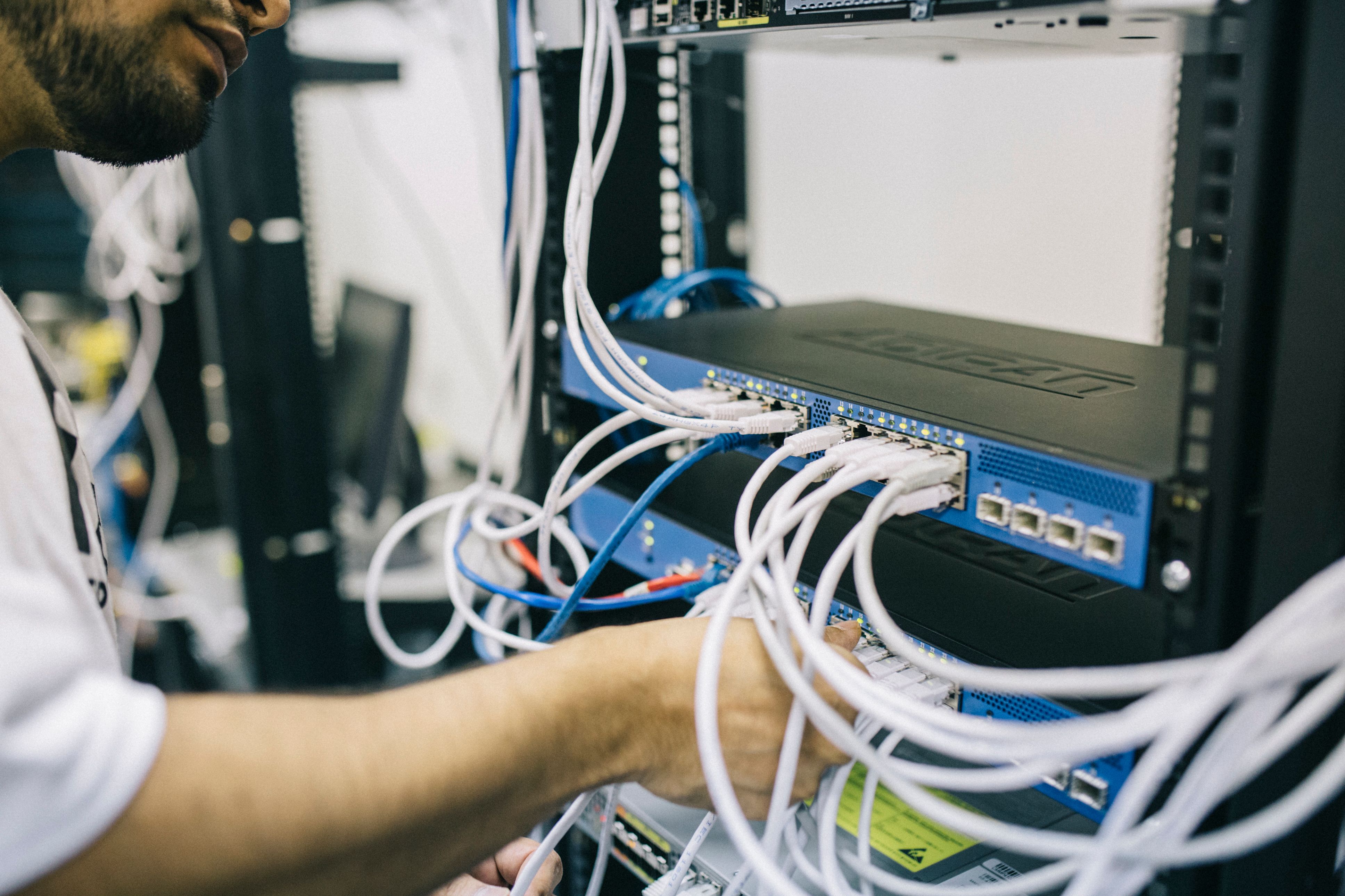 IT-Techniker arbeitet an einem Netzwerk-Server-Rack